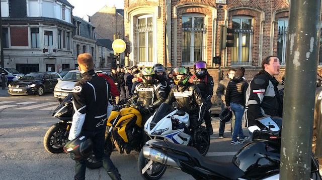Une trentaine de motards en colère se sont rassemblés aux abords de la préfecture de la Somme